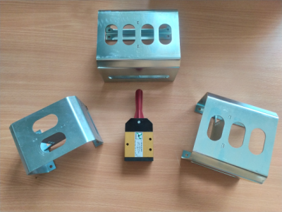 Plechový držák do kabiny pro 4 páčky