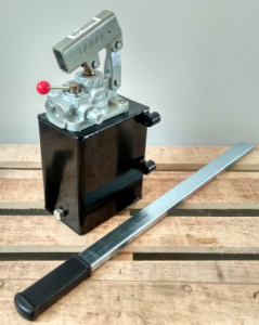 Ruční pumpa PMI 25 s rozvaděčem, komplet s ocelovou nádrží 2l, páka