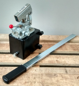 Ruční pumpa PMI 25 s rozvaděčem, komplet s ocelovou nádrží 1l, páka