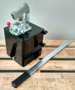 Ruční pumpa PMI 25 s rozvaděčem, komplet s ocelovou nádrží 7l, páka